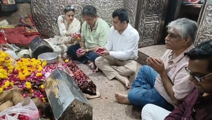 दर्शन करते अभिनेता महेश मांजरेकर