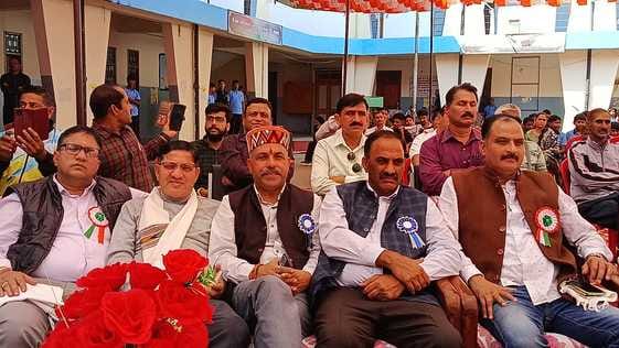 अंडर 14 छात्र जिला स्तरीय एथलीट मीट में दौड़ लगाते खिलाड़ी। संवाद
