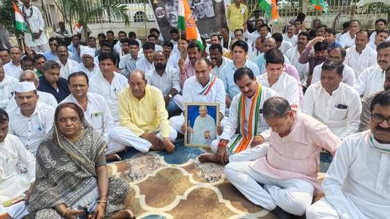 अस्पताल परिसर में धरने पर बैठे कांग्रेसी