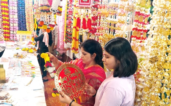 बिजनौर में तनिष्क के शोरूम पर ज्वेलरी पसंद करती युवती। संवाद बिजनौर में तनिष्क के शोरूम पर ज्वेलरी पसंद करती युवती। संवाद