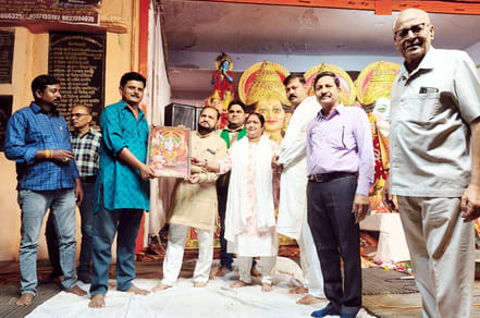 बिल्सी के बेहटा गुंसाई में धू-धू कर जलता रावण का पुतला। संवाद