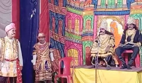 बिल्सी के बेहटा गुंसाई में धू-धू कर जलता रावण का पुतला। संवाद