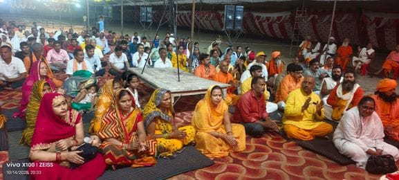 बिल्सी के बेहटा गुंसाई में धू-धू कर जलता रावण का पुतला। संवाद