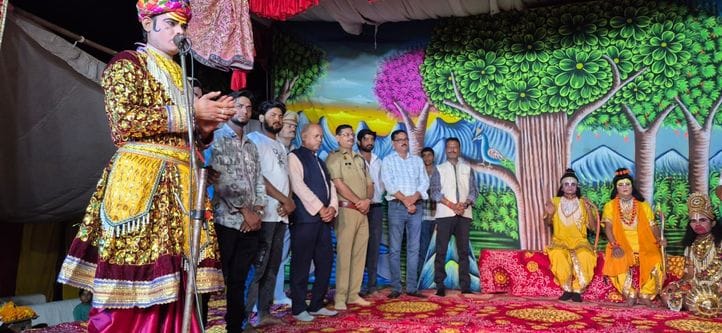 बिल्सी के बेहटा गुंसाई में धू-धू कर जलता रावण का पुतला। संवाद