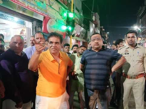 चौक में कुर्सी डालकर बैठे विधायक सुनील द्विवेदी