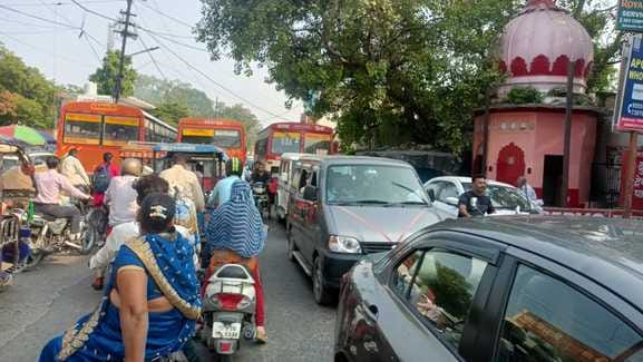 फोटो-16, सड़क पर खड़ी रोडवेज बस की वजह से लगा जाम। संवाद फोटो-16, सड़क पर खड़ी रोडवेज बस की वजह से लगा जाम। संवाद