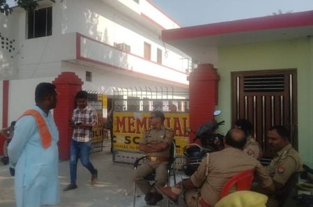 फोटो-17-उपचुनाव में मतपेटी में मतपत्र डालतीं महिला मतदाता। संवाद फोटो-17-उपचुनाव में मतपेटी में मतपत्र डालतीं महिला मतदाता। संवाद