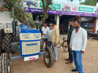 फोटो-27, बाइक शो रूम पर बाइक पसंद करते ग्राहक। संवाद