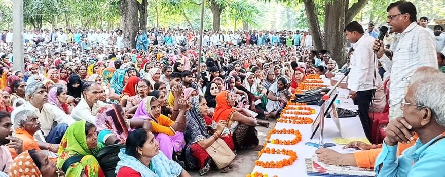फोटो-36-नहर कालोनी में ठगी पीड़ितों को संबोधित करते संगठन के पदाधिकारी। संवाद