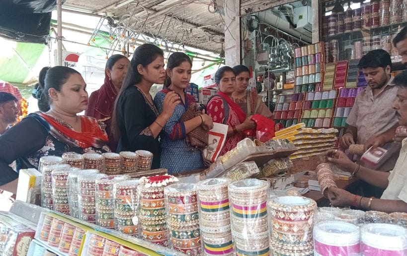 फोटो 40- सोनीपत की कच्चे क्वार्टर मार्केट स्थित दुकान पर पूजन सामग्री खरीदती महिलाएं। संवाद