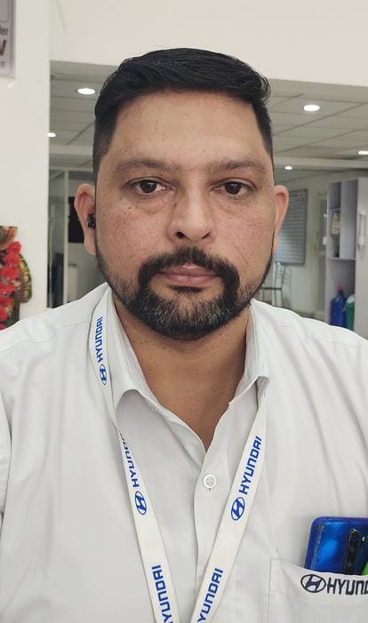 -फोटो 61 : नरेश राठी, संचालक बाबा मोटर्स शोरूम।