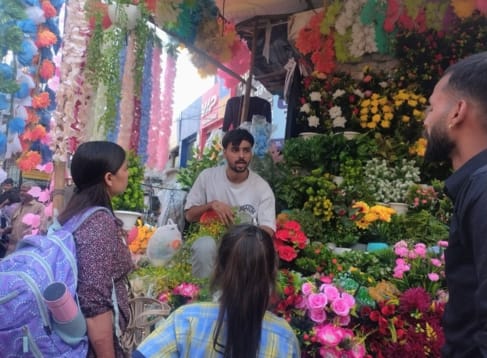 झांसी रानी चौक पर लगे दिवाली बाजार में खरीदारी करती हुईं महिलाएं स्रोत संवाद झांसी रानी चौक पर लगे दिवाली बाजार में खरीदारी करती हुईं महिलाएं स्रोत संवाद