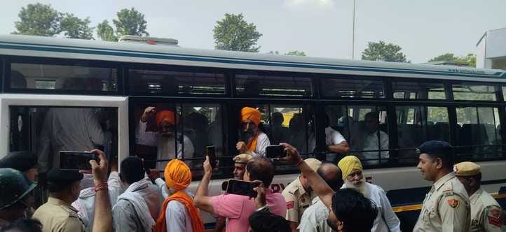 कुरुक्षेत्र। डीएफएससी को थप्पड़ जड़ते गुरनाम चढूनी। संवाद कुरुक्षेत्र। डीएफएससी को थप्पड़ जड़ते गुरनाम चढूनी। संवाद