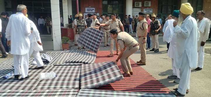 कुरुक्षेत्र। डीएफएससी को थप्पड़ जड़ते गुरनाम चढूनी। संवाद कुरुक्षेत्र। डीएफएससी को थप्पड़ जड़ते गुरनाम चढूनी। संवाद
