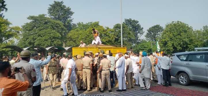 कुरुक्षेत्र। डीएफएससी को थप्पड़ जड़ते गुरनाम चढूनी। संवाद कुरुक्षेत्र। डीएफएससी को थप्पड़ जड़ते गुरनाम चढूनी। संवाद