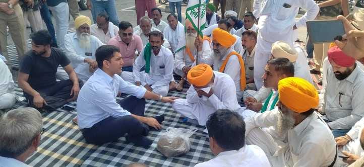कुरुक्षेत्र। डीएफएससी को थप्पड़ जड़ते गुरनाम चढूनी। संवाद कुरुक्षेत्र। डीएफएससी को थप्पड़ जड़ते गुरनाम चढूनी। संवाद