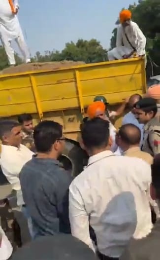 कुरुक्षेत्र। डीएफएससी को थप्पड़ जड़ते गुरनाम चढूनी। संवाद कुरुक्षेत्र। डीएफएससी को थप्पड़ जड़ते गुरनाम चढूनी। संवाद