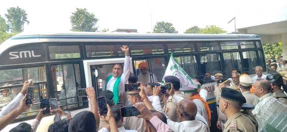 कुरुक्षेत्र। डीएफएससी को थप्पड़ जड़ते गुरनाम चढूनी। संवाद कुरुक्षेत्र। डीएफएससी को थप्पड़ जड़ते गुरनाम चढूनी। संवाद