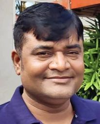 करारी कस्बा स्थित एजेंसी में खड़ी बाइक।   संवाद