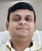 करारी कस्बा स्थित एजेंसी में खड़ी बाइक।   संवाद