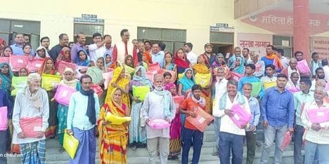 किसान को तिरपाल देते हुए विधायक व साथ में डीएम। स्रोत : सूचना विभाग