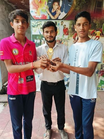 खिलाड़ी को पुरस्कार देते हुए। 