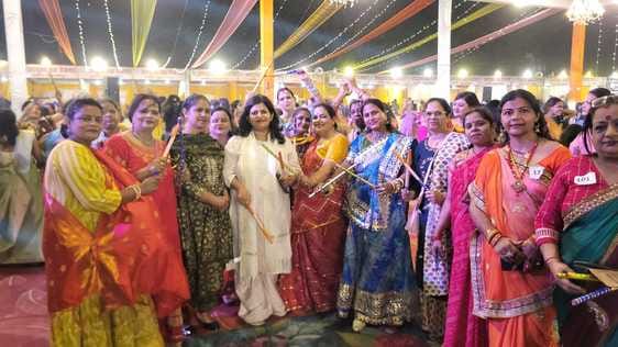 खिरनीबाग स्थित जीआईसी मैदान पर यूपी ट्रेड शो मेला में आयोजित डांडिया उत्सव में नृत्य करती युव खिरनीबाग स्थित जीआईसी मैदान पर यूपी ट्रेड शो मेला में आयोजित डांडिया उत्सव में नृत्य करती युव