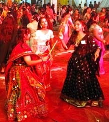 खिरनीबाग स्थित जीआईसी मैदान पर यूपी ट्रेड शो मेला में आयोजित डांडिया उत्सव में नृत्य करती युव खिरनीबाग स्थित जीआईसी मैदान पर यूपी ट्रेड शो मेला में आयोजित डांडिया उत्सव में नृत्य करती युव