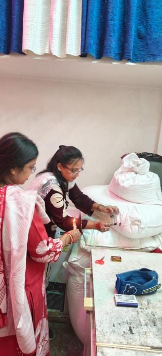 मिलावटी खोवा बनाने के कारखाने में जांच करती एफएसडीए की टीम। मिलावटी खोवा बनाने के कारखाने में जांच करती एफएसडीए की टीम।