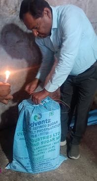 पलिया में मिठाई की दुकान पर सैंपल भरने के बाद कार्रवाई करते फूड इंस्पेक्टर व अन्य स्टाफ। संवाद पलिया में मिठाई की दुकान पर सैंपल भरने के बाद कार्रवाई करते फूड इंस्पेक्टर व अन्य स्टाफ। संवाद