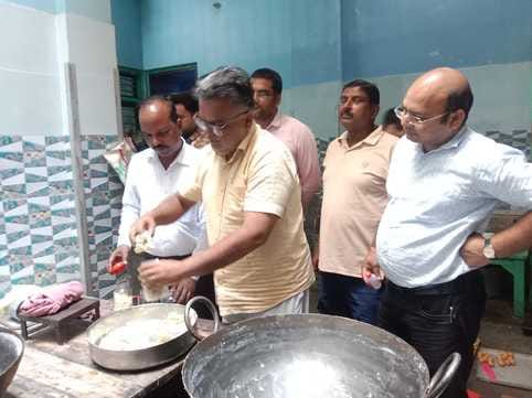पलिया में मिठाई की दुकान पर सैंपल भरने के बाद कार्रवाई करते फूड इंस्पेक्टर व अन्य स्टाफ। संवाद पलिया में मिठाई की दुकान पर सैंपल भरने के बाद कार्रवाई करते फूड इंस्पेक्टर व अन्य स्टाफ। संवाद