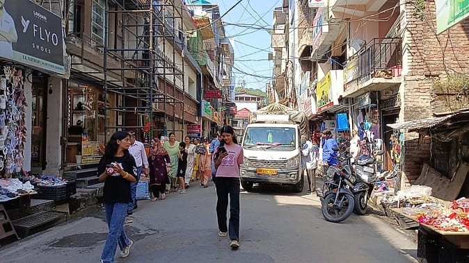 सब्जी मंडी हमीरपुर के साथ लगती तंग गली। संवाद सब्जी मंडी हमीरपुर के साथ लगती तंग गली। संवाद