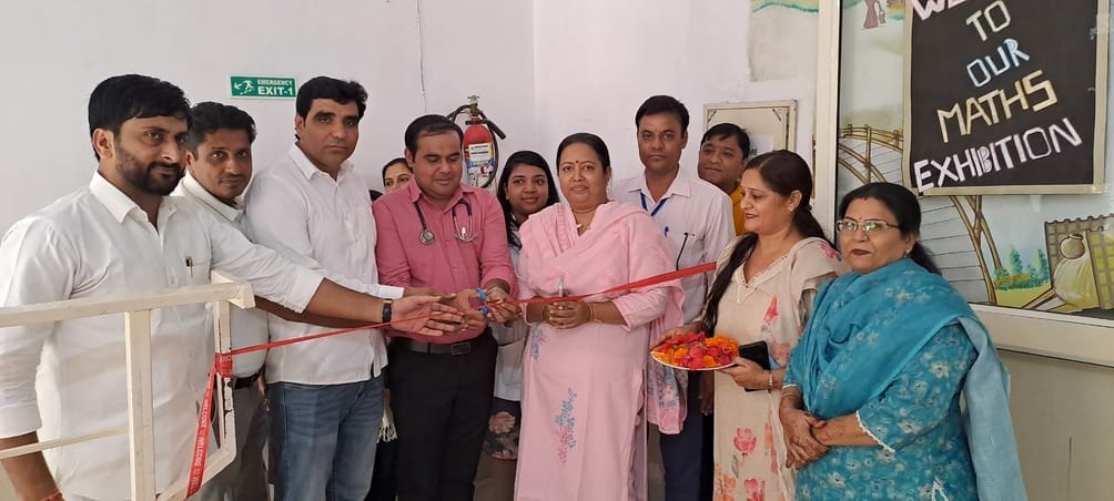 स्कूल में रिबन काटकर शिविर का उद्घाटन करते अतिथि व अन्य। संवाद