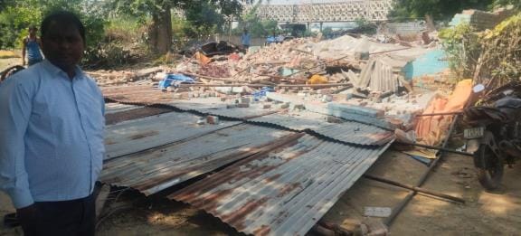 सलाहपुर रजौर में घर को ध्वस्त करती हुई जेसीबी। सलाहपुर रजौर में घर को ध्वस्त करती हुई जेसीबी।