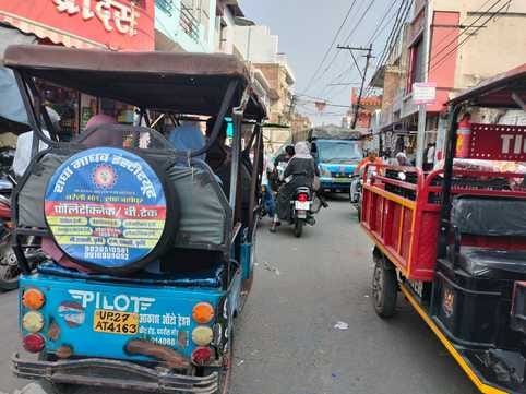 शाहजहांपुर में स्टेशन रोड पर लगा जाम।संवाद