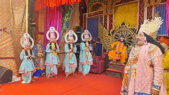 तिलहर के पोटरगंज मैदान में रामलीला का मंचन करते कलाकार। संवाद तिलहर के पोटरगंज मैदान में रामलीला का मंचन करते कलाकार। संवाद
