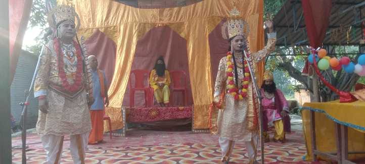 तिलहर के पोटरगंज मैदान में रामलीला का मंचन करते कलाकार। संवाद तिलहर के पोटरगंज मैदान में रामलीला का मंचन करते कलाकार। संवाद