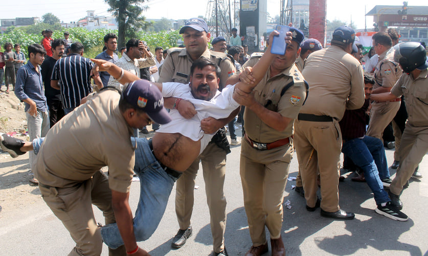 तिलक रोड स्थित आरएसएस कार्यालय कूच के दौरान बिंदाल पुल के पास बैरिकेडिंग पर चढ़कर प्रदर्शन कर