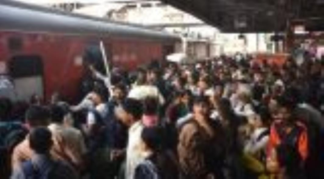 ट्रेनों में उमड़ रही यात्रियों की भीड़।
