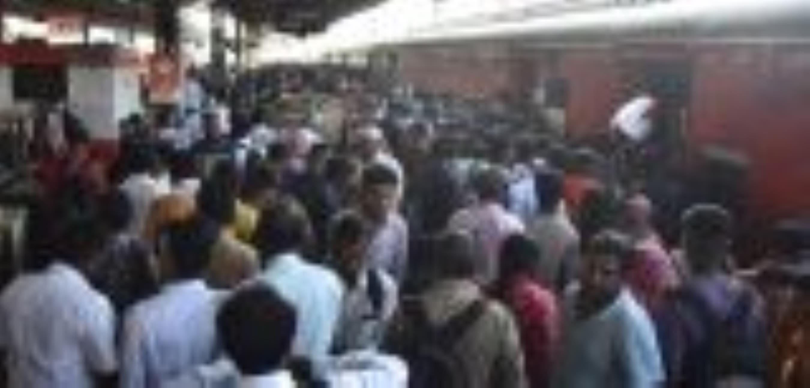 ट्रेनों में उमड़ रही यात्रियों की भीड़।