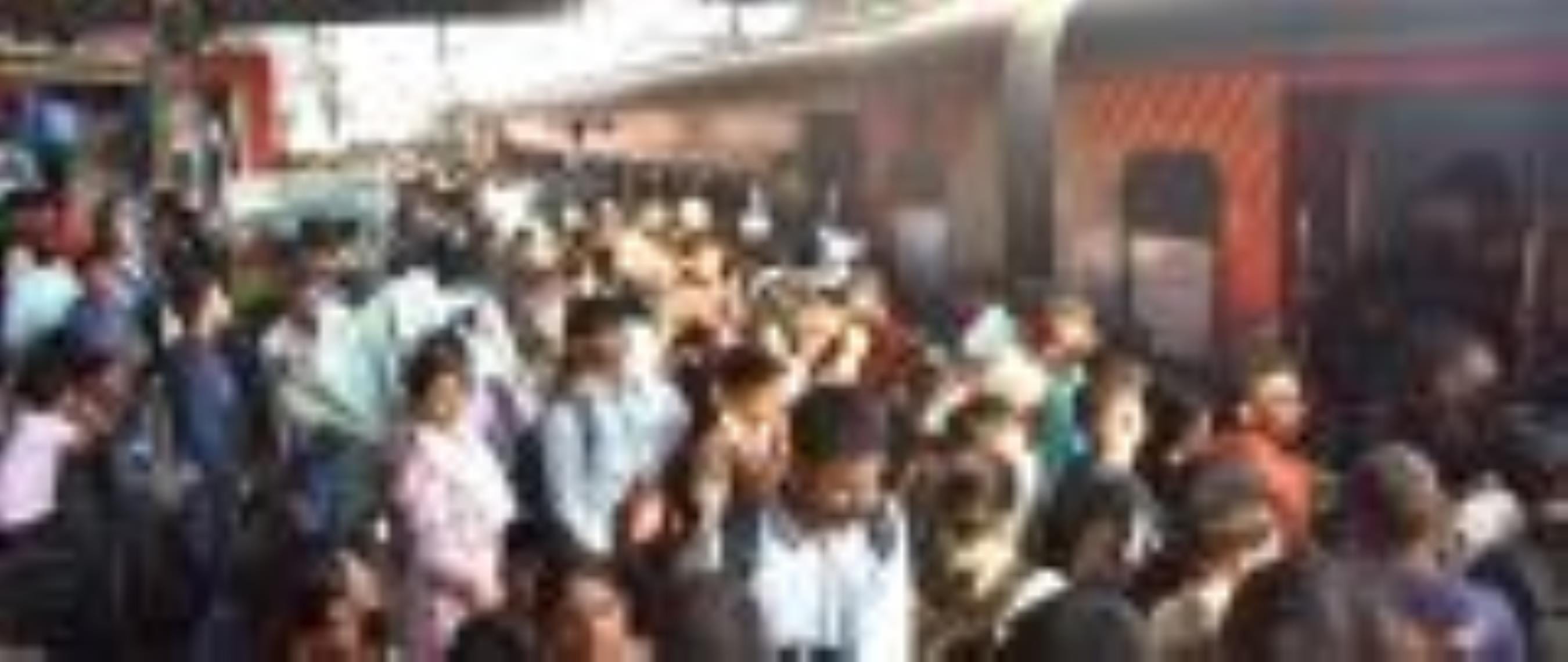ट्रेनों में उमड़ रही यात्रियों की भीड़।