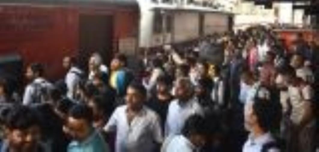 ट्रेनों में उमड़ रही यात्रियों की भीड़।