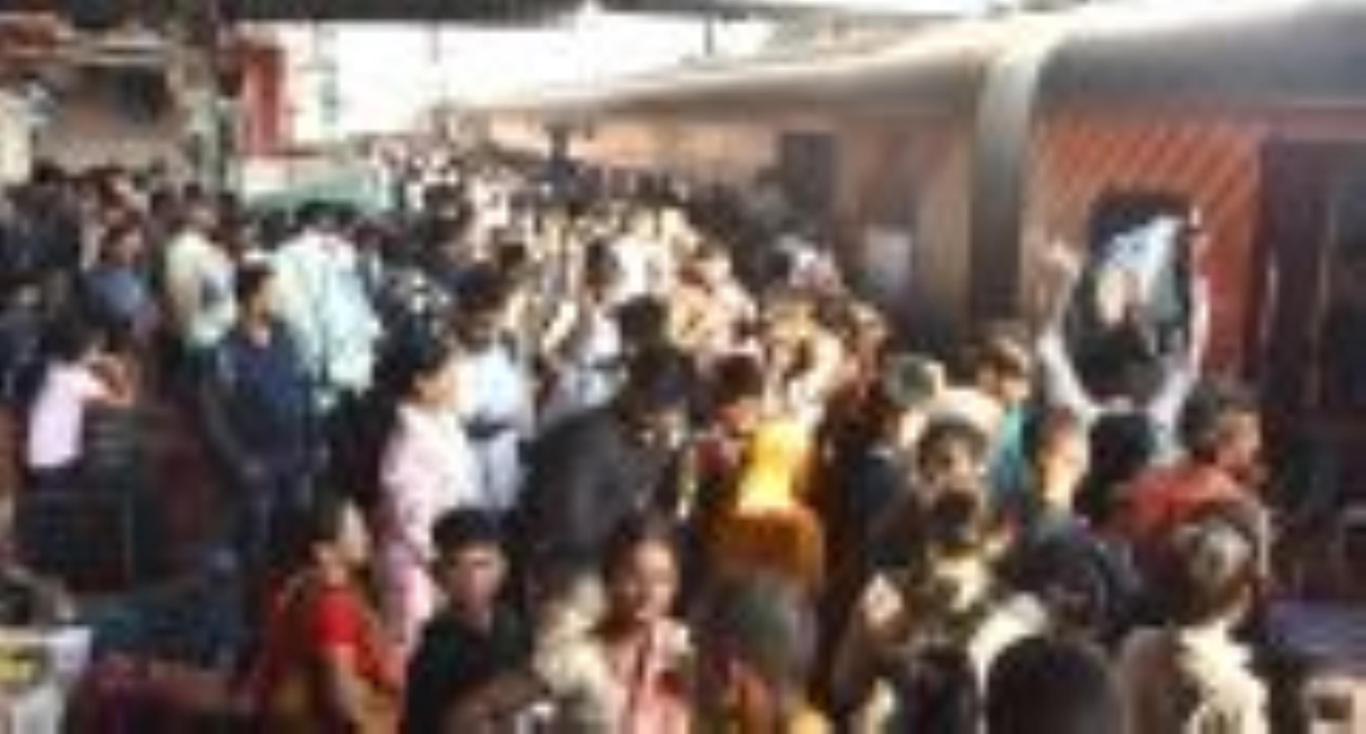 ट्रेनों में उमड़ रही यात्रियों की भीड़।