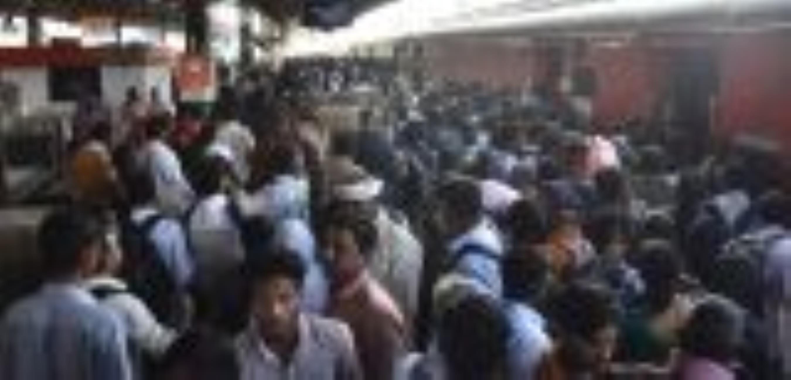 ट्रेनों में उमड़ रही यात्रियों की भीड़।