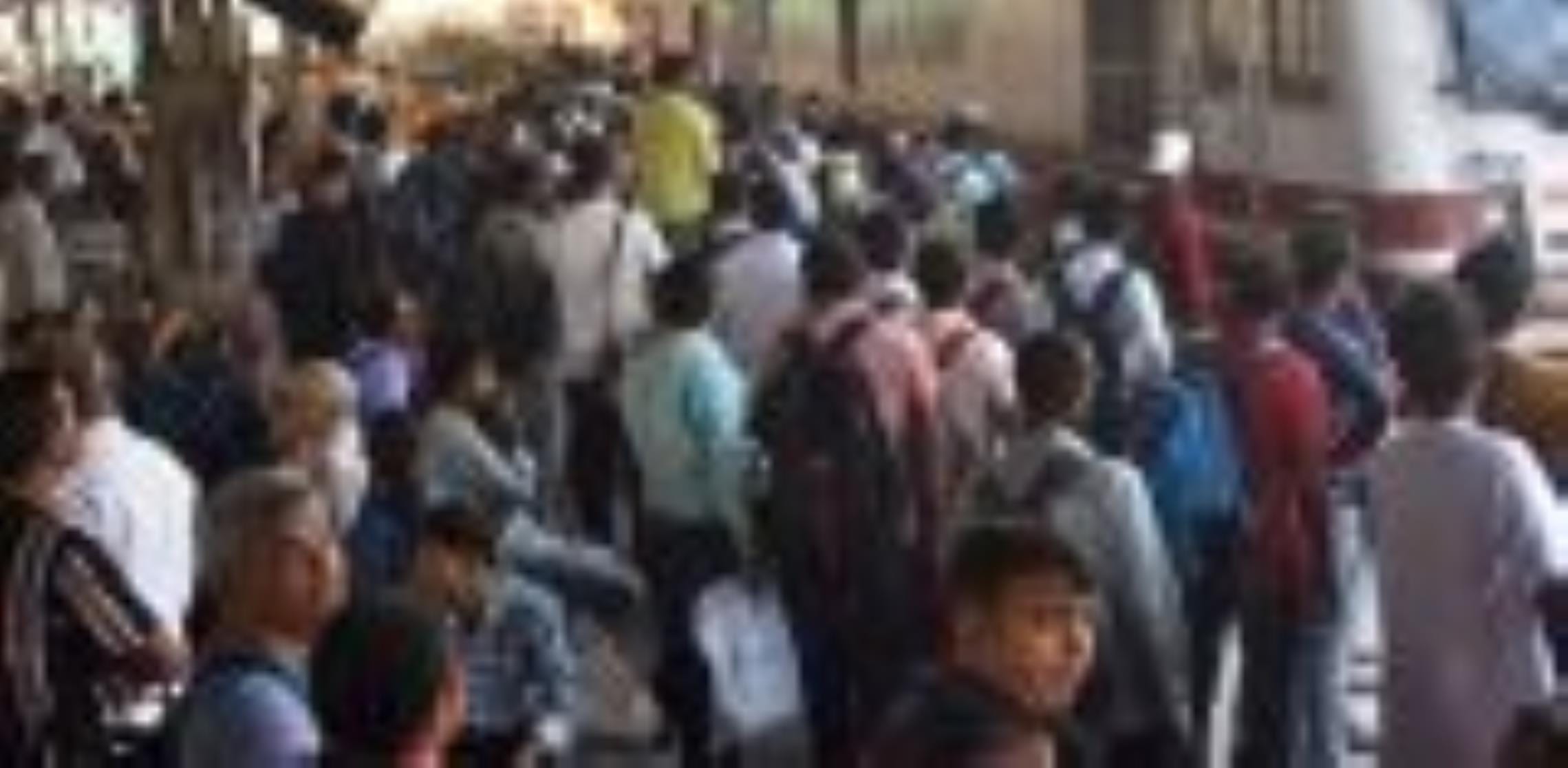 ट्रेनों में उमड़ रही यात्रियों की भीड़।