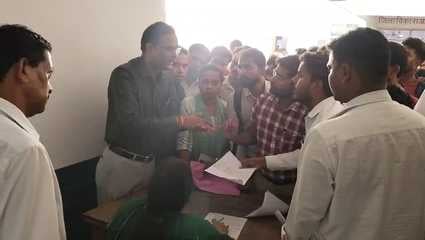 विकास भवन में आवेदकों को समझाती सीडीओ, साथ में खड़ीं बीएसए। स्रोत: वीडियो ग्रेब