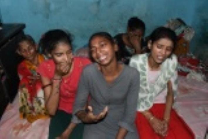 विवेक की मौत पर बिलखतीं बहनें व मां। विवेक की मौत पर बिलखतीं बहनें व मां।
