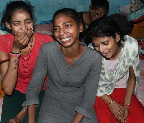 विवेक की मौत पर बिलखतीं बहनें व मां। विवेक की मौत पर बिलखतीं बहनें व मां।