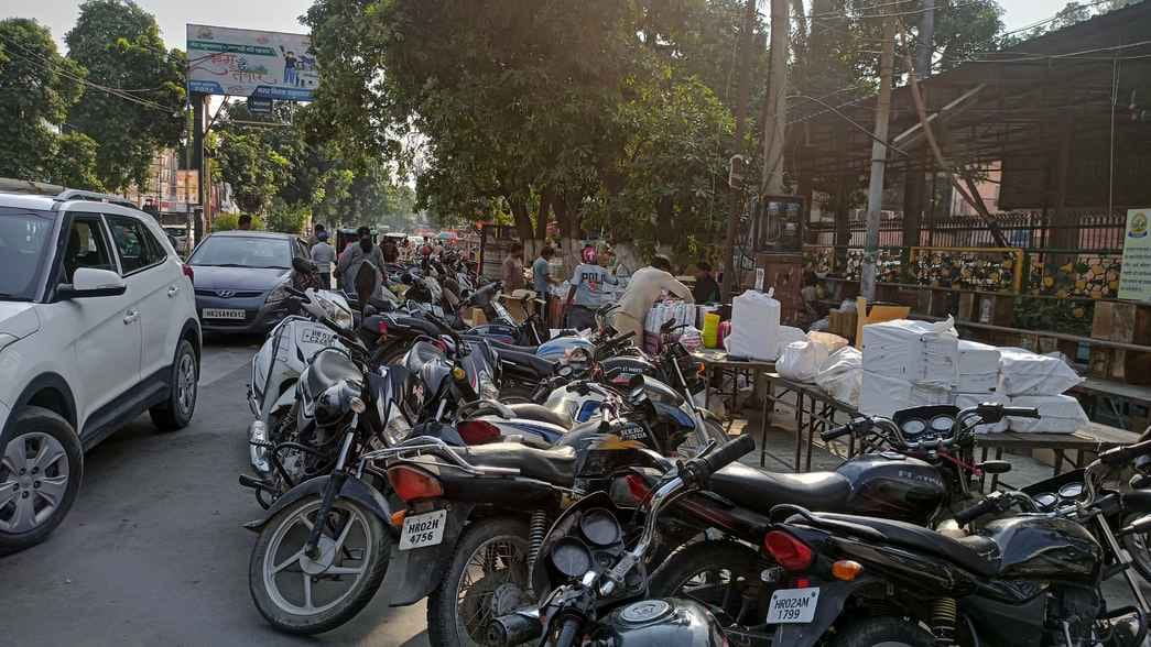 यमुनानगर से जगाधरी रोड पर लगे जाम में फंसे वाहन चालक। संवाद यमुनानगर से जगाधरी रोड पर लगे जाम में फंसे वाहन चालक। संवाद