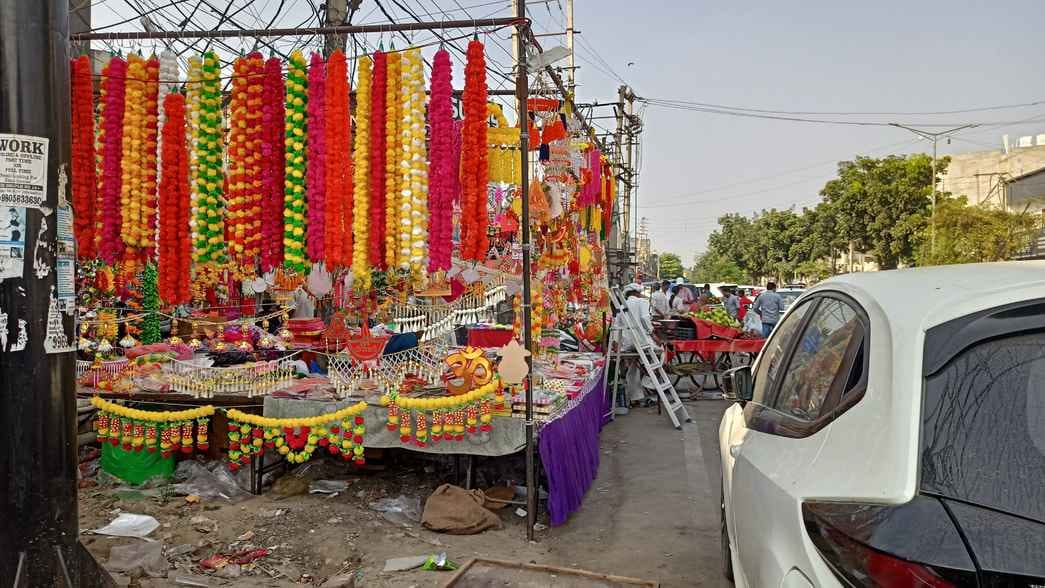 यमुनानगर से जगाधरी रोड पर लगे जाम में फंसे वाहन चालक। संवाद यमुनानगर से जगाधरी रोड पर लगे जाम में फंसे वाहन चालक। संवाद